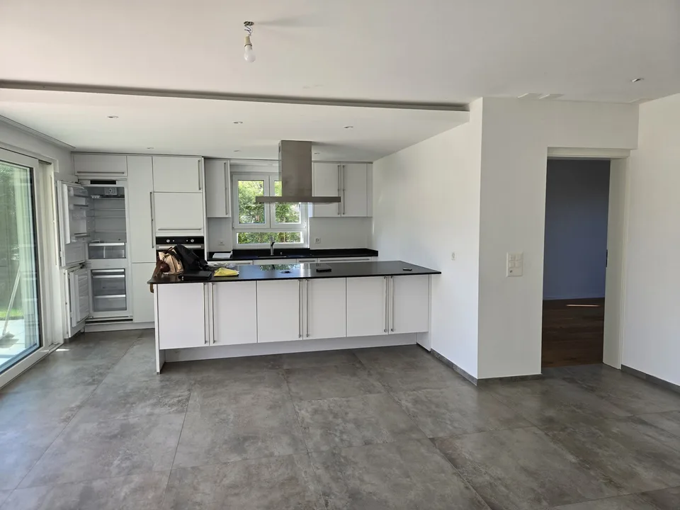 Sehr schöne 3,5 Zimmer Wohnung, 340m2 Garten, Wintergarten, WM/Tumbler