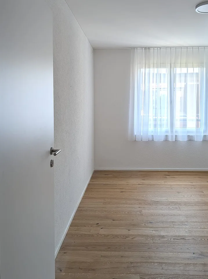 Helle 4.5-Zimmer-Neubauwohnung in Unterägeri mit Balkon, Keller und Garage.