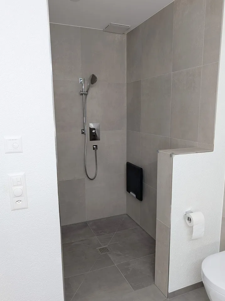 Helle 4.5-Zimmer-Neubauwohnung in Unterägeri mit Balkon, Keller und Garage.
