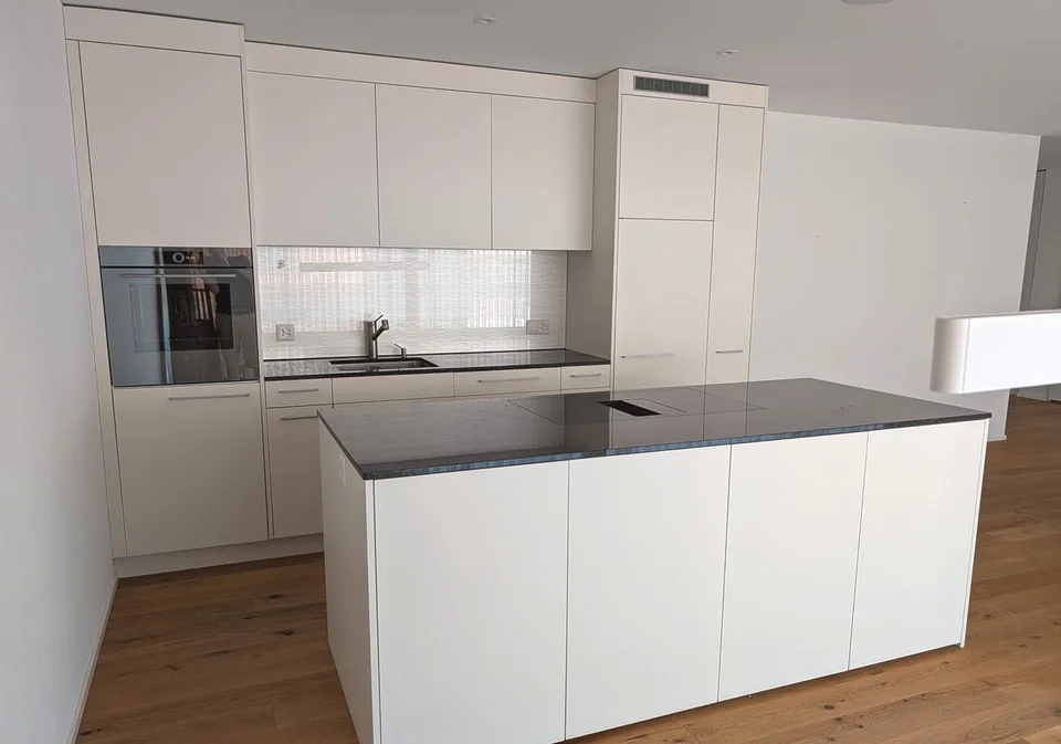 Helle 4.5-Zimmer-Neubauwohnung in Unterägeri mit Balkon, Keller und Garage.
