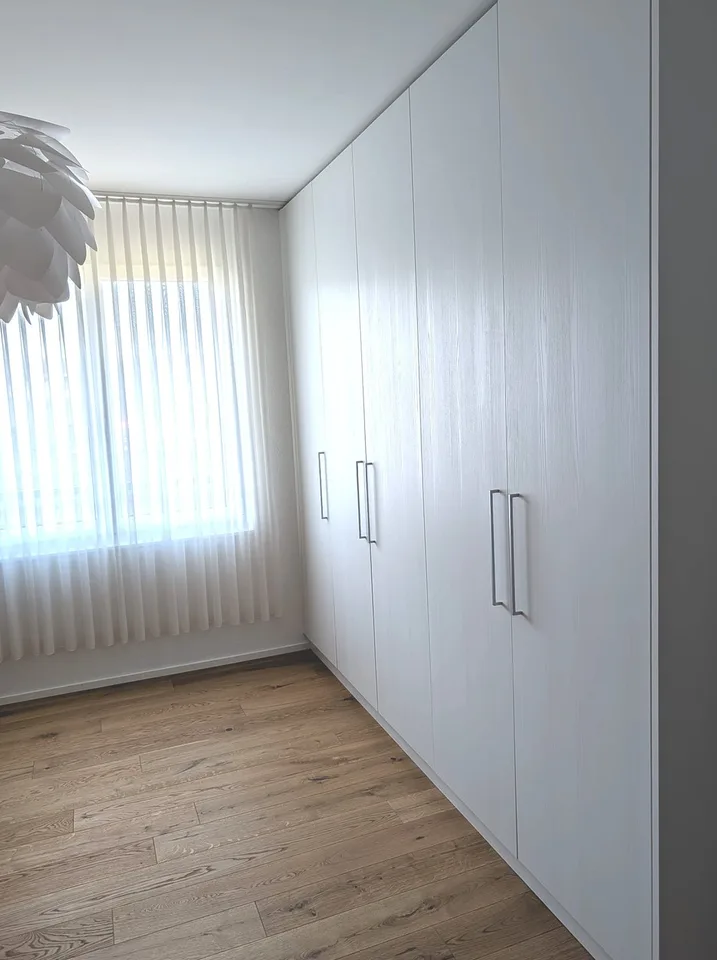 Helle 4.5-Zimmer-Neubauwohnung in Unterägeri mit Balkon, Keller und Garage.