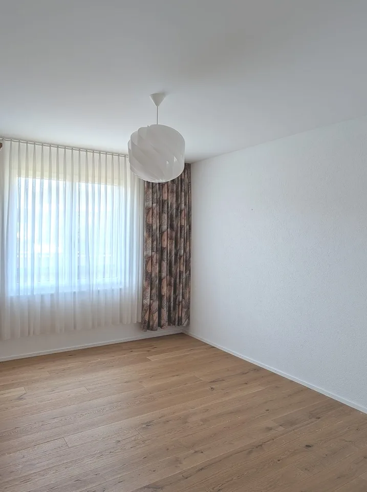 Helle 4.5-Zimmer-Neubauwohnung in Unterägeri mit Balkon, Keller und Garage.