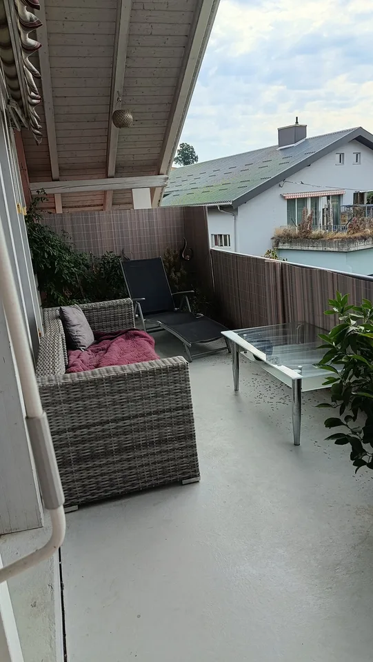 Helle 4½-Zimmer-Dachwohnung mit grosser Fensterfront & gedecktem Balkon