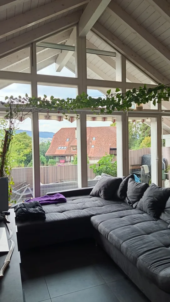 Helle 4½-Zimmer-Dachwohnung mit grosser Fensterfront & gedecktem Balkon