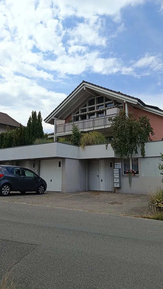 Helle 4½-Zimmer-Dachwohnung mit grosser Fensterfront & gedecktem Balkon