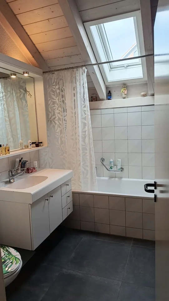 Helle 4½-Zimmer-Dachwohnung mit grosser Fensterfront & gedecktem Balkon