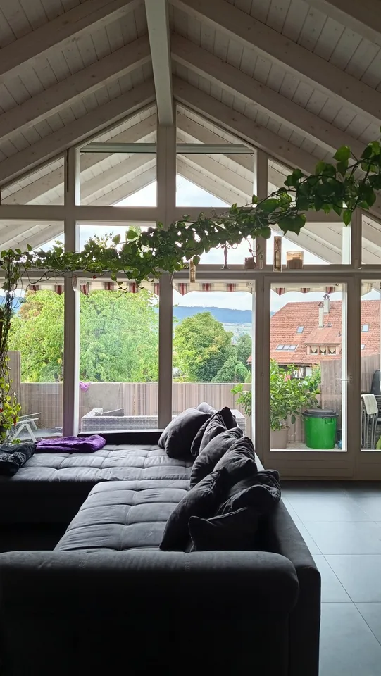 Helle 4½-Zimmer-Dachwohnung mit grosser Fensterfront & gedecktem Balkon