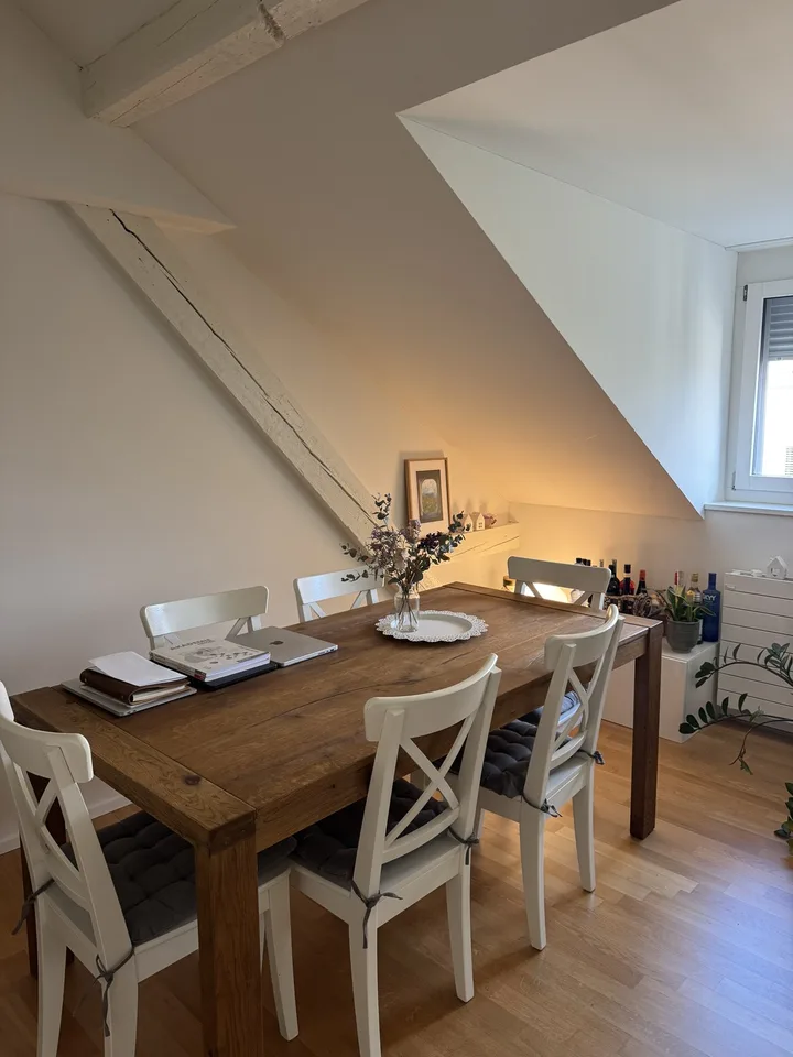 Top Lage: Schöne Dachgeschosswohnung im Herzen von Wiedikon