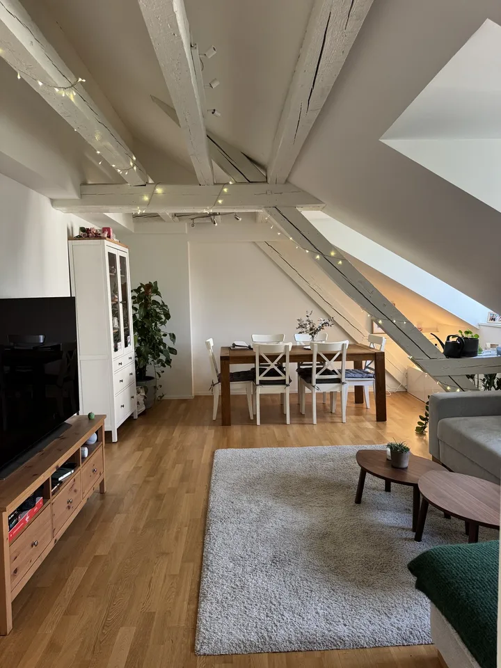 Top Lage: Schöne Dachgeschosswohnung im Herzen von Wiedikon