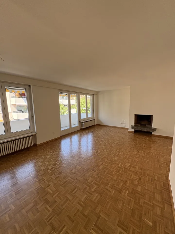 Grosses WG-Zimmer mit Balkon verfügbar in Zürich Enge