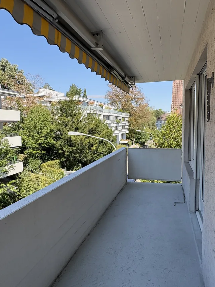 Grosses WG-Zimmer mit Balkon verfügbar in Zürich Enge