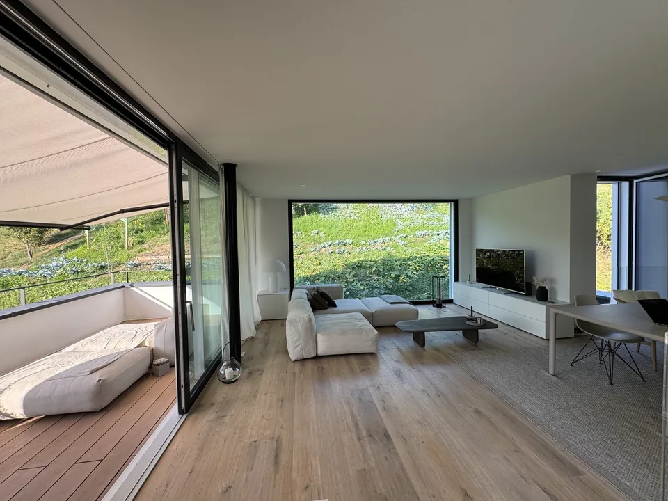 Traumhafte 4.5-Zimmer-Maisonette im Eigentumsstandard mit Dachterrasse und Bergsicht in Oberrieden