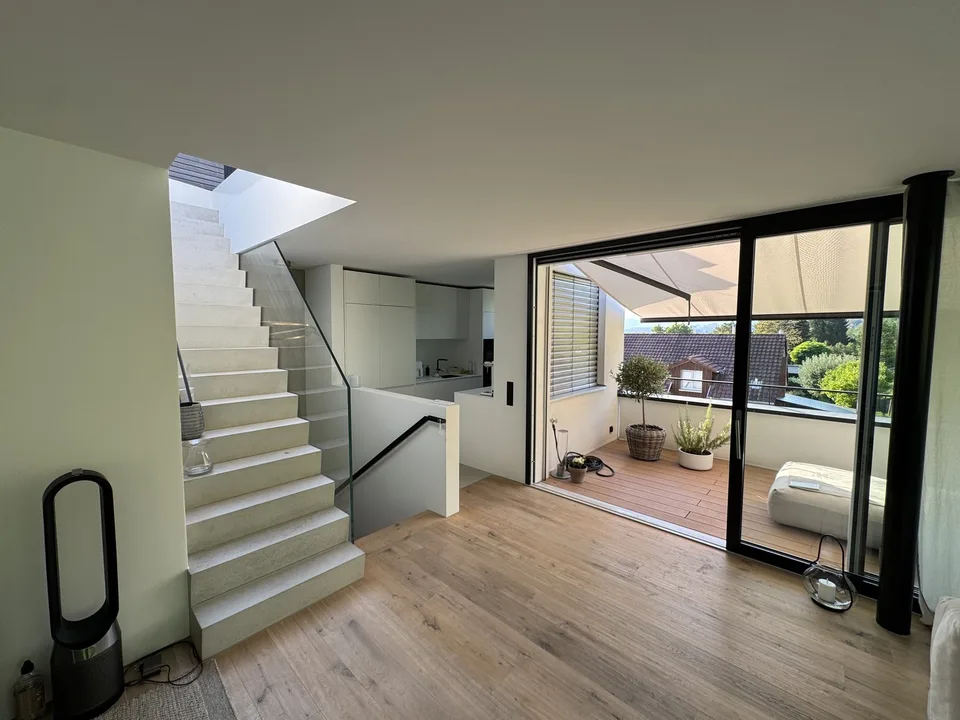 Traumhafte 4.5-Zimmer-Maisonette im Eigentumsstandard mit Dachterrasse und Bergsicht in Oberrieden