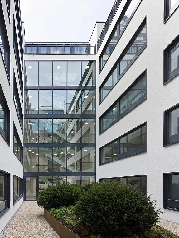 Hochwertig möbliertes 3.5-Zimmer-Penthouse mit zwei Terrassen im Kreis 5