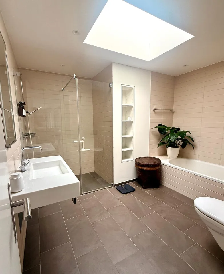 Hochwertig möbliertes 3.5-Zimmer-Penthouse mit zwei Terrassen im Kreis 5