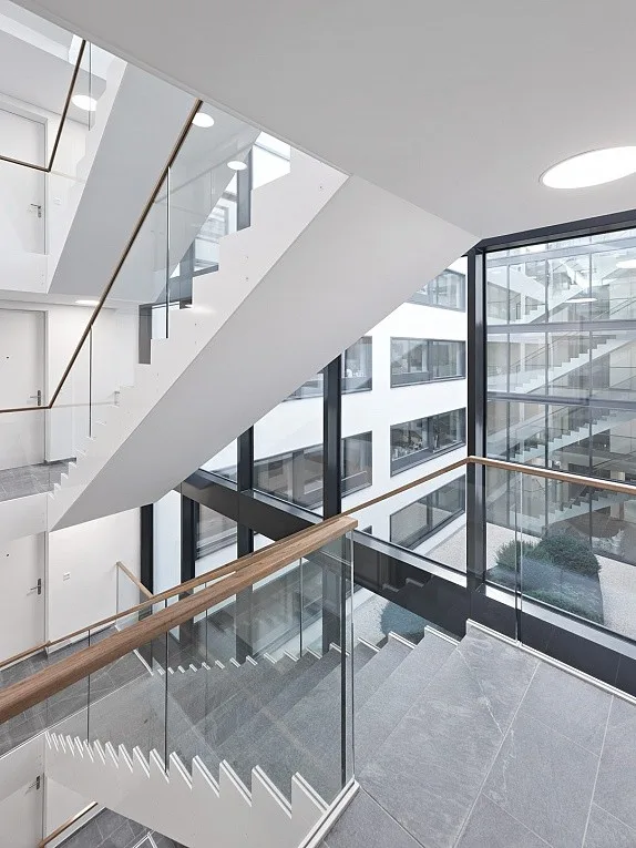 Hochwertig möbliertes 3.5-Zimmer-Penthouse mit zwei Terrassen im Kreis 5