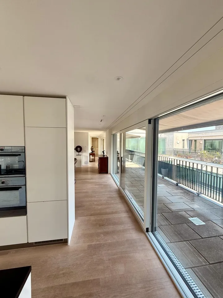 Hochwertig möbliertes 3.5-Zimmer-Penthouse mit zwei Terrassen im Kreis 5