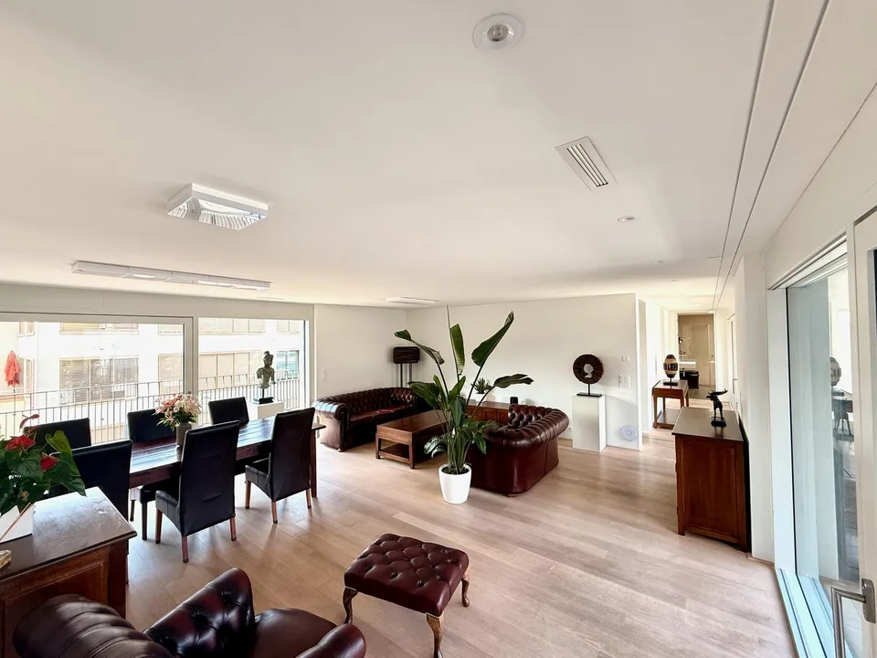 Hochwertig möbliertes 3.5-Zimmer-Penthouse mit zwei Terrassen im Kreis 5