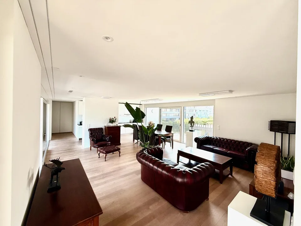 Hochwertig möbliertes 3.5-Zimmer-Penthouse mit zwei Terrassen im Kreis 5