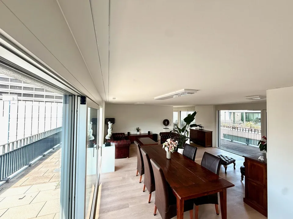 Hochwertig möbliertes 3.5-Zimmer-Penthouse mit zwei Terrassen im Kreis 5