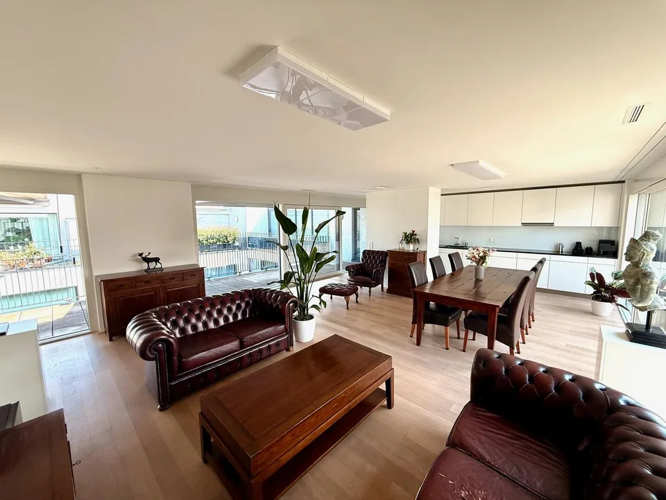 Hochwertig möbliertes 3.5-Zimmer-Penthouse mit zwei Terrassen im Kreis 5