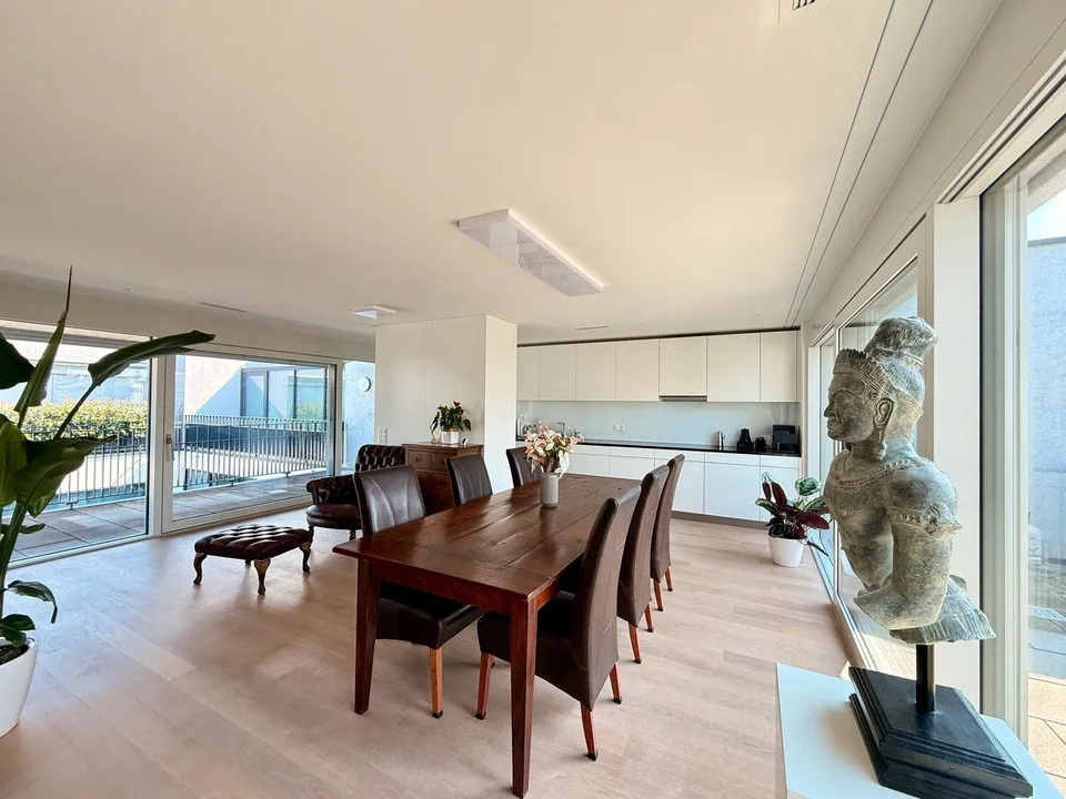 Hochwertig möbliertes 3.5-Zimmer-Penthouse mit zwei Terrassen im Kreis 5