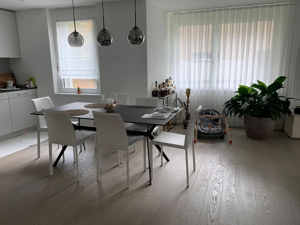 4,5-Zimmer-Wohnung mit Wintergarten und grossem Sitzplatz, zentral und ruhig