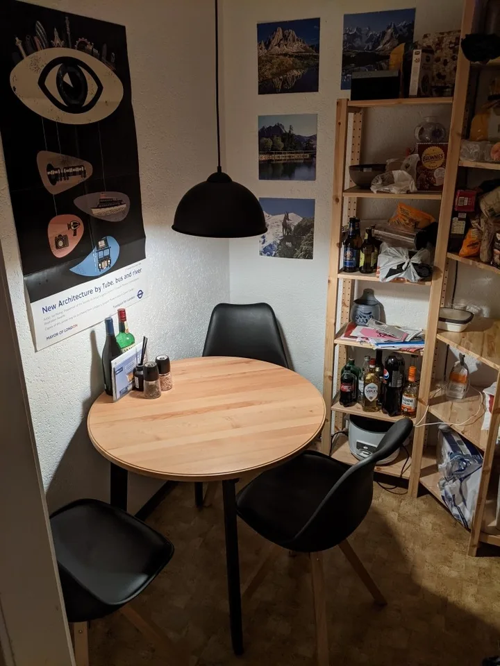 Voll möbliertes Zimmer in internationaler 3er WG an entspannter Lage
