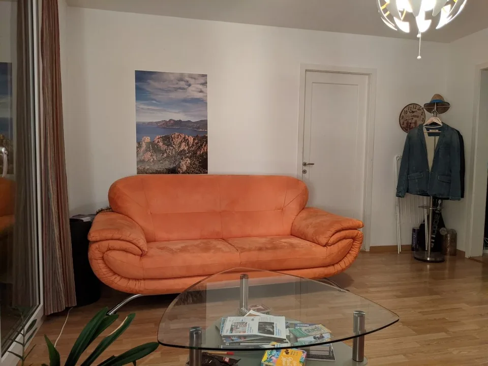 Voll möbliertes Zimmer in internationaler 3er WG an entspannter Lage