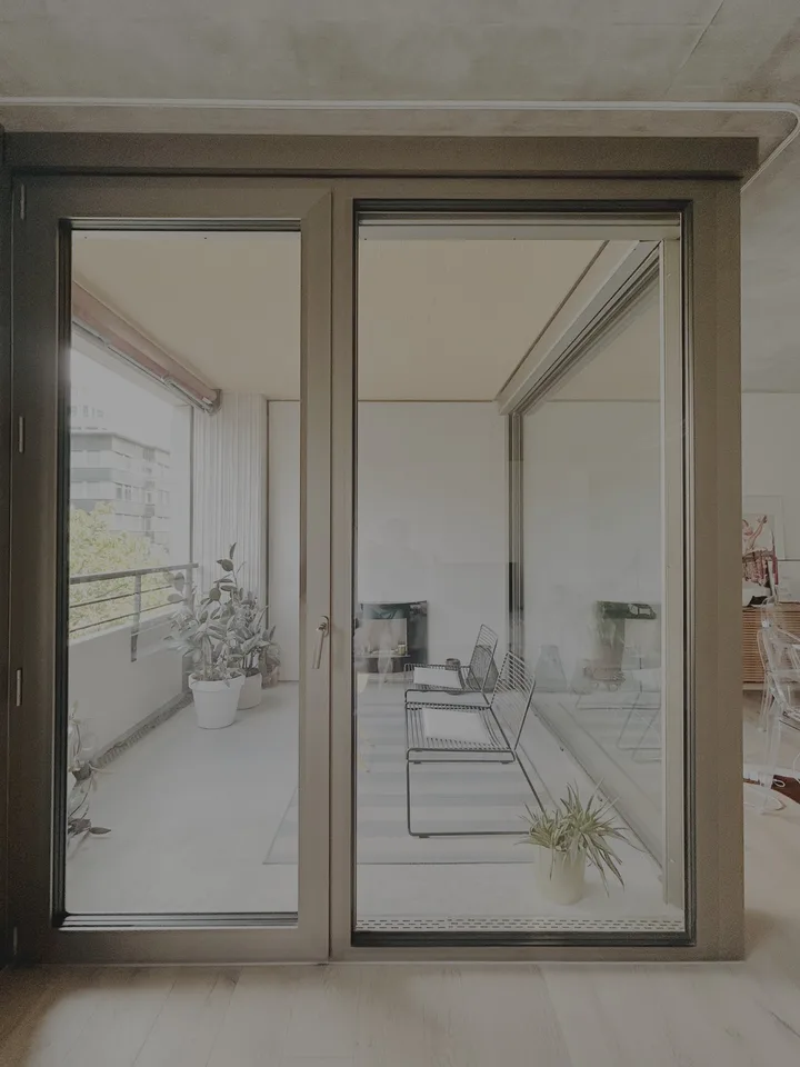 Exclusive Furnished 98 m²  2.5 Apartment with Parking and Covered Balcony in Zürich Oerlikon (Leutschenbach)