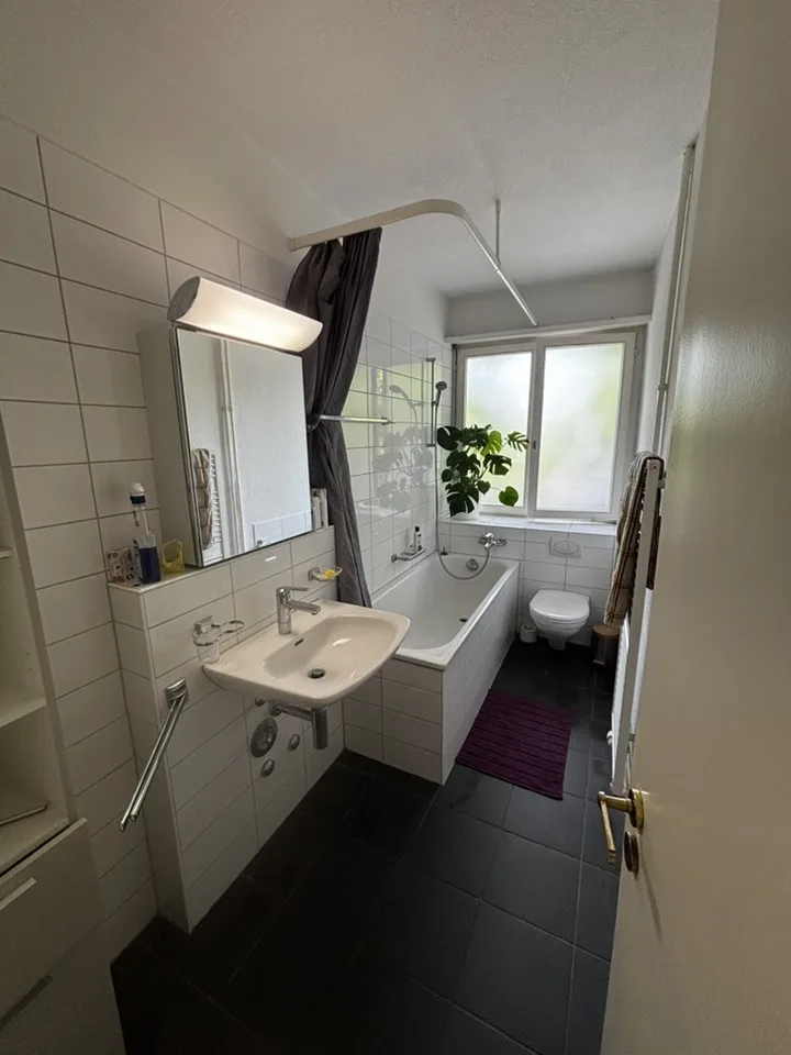 Large bright room (20m²) in a spacious flat — heart of Zürich