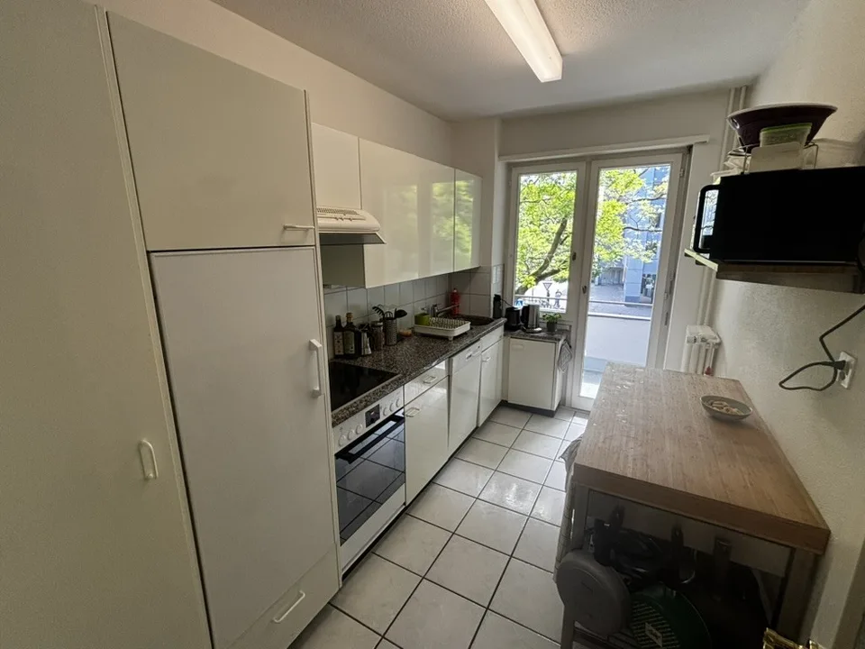 Large bright room (20m²) in a spacious flat — heart of Zürich