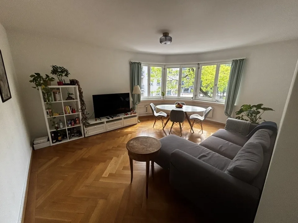 Large bright room (20m²) in a spacious flat — heart of Zürich