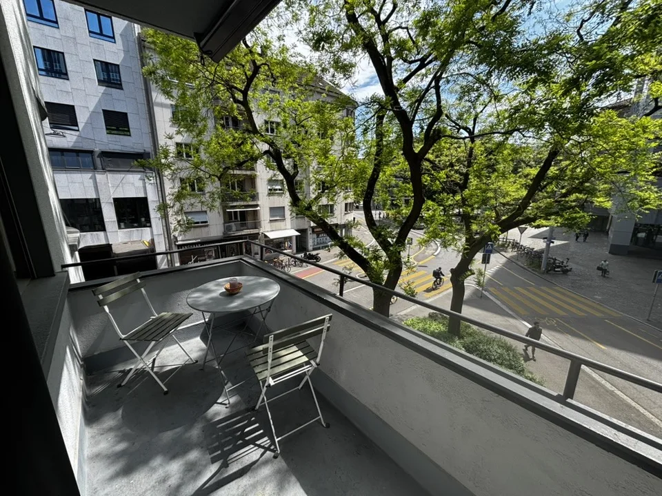Large bright room (20m²) in a spacious flat — heart of Zürich