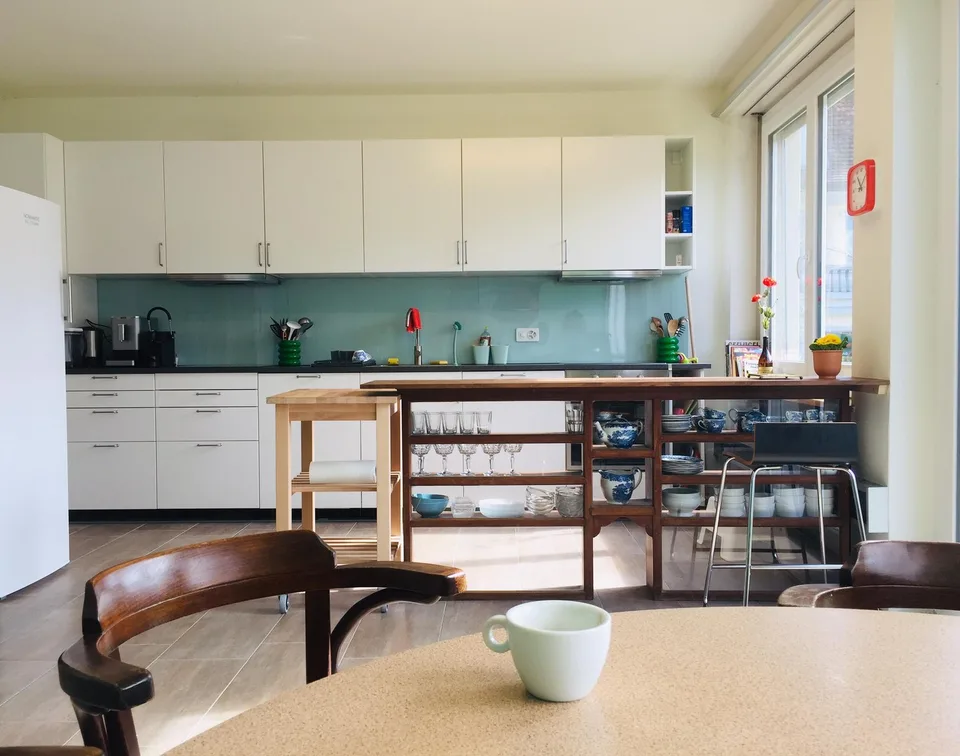 Grosses Doppelzimmer, möbliert, eigenes Bad/WC, Pantry-Küche