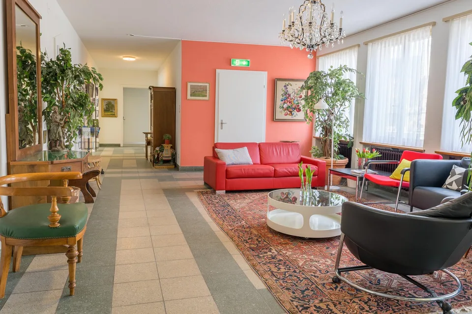 Grosses Doppelzimmer, möbliert, eigenes Bad/WC, Pantry-Küche
