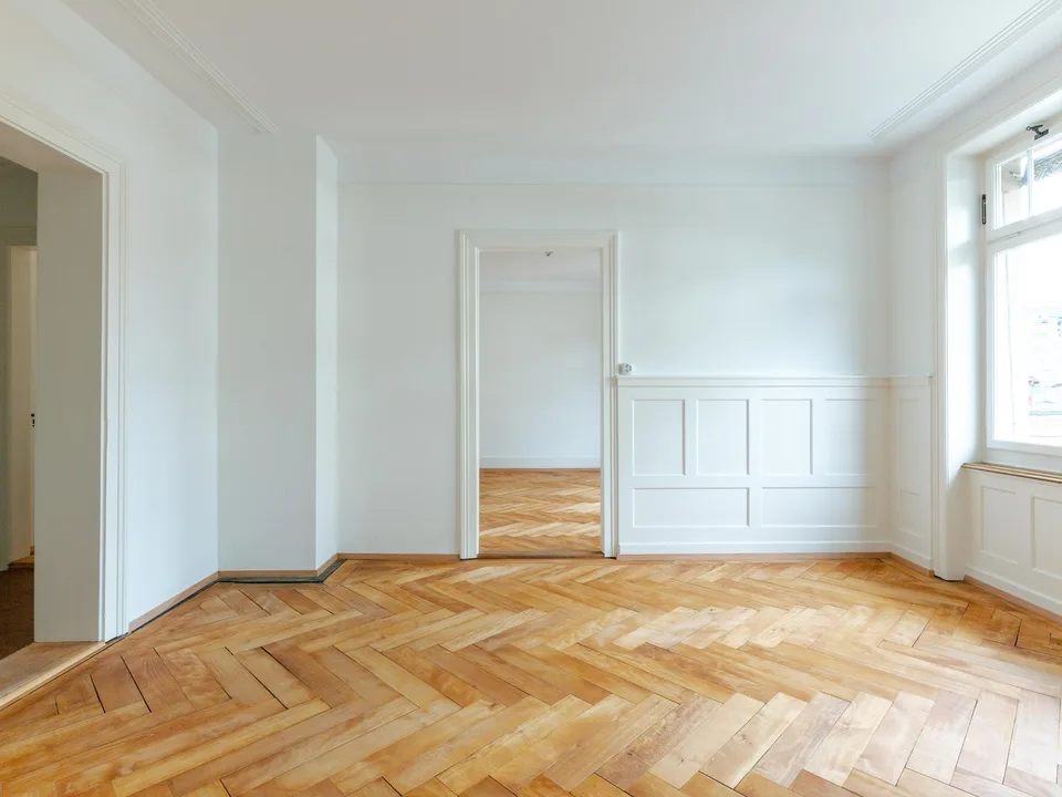 Lichtdurchfluteter 1910er Altbau im Kreis 5: 4 Zimmer, Balkon, Bad & Küche im englischen Landhausstil.