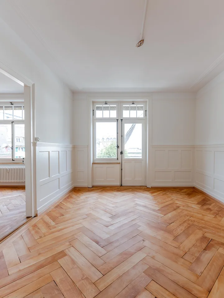 Lichtdurchfluteter 1910er Altbau im Kreis 5: 4 Zimmer, Balkon, Bad & Küche im englischen Landhausstil.