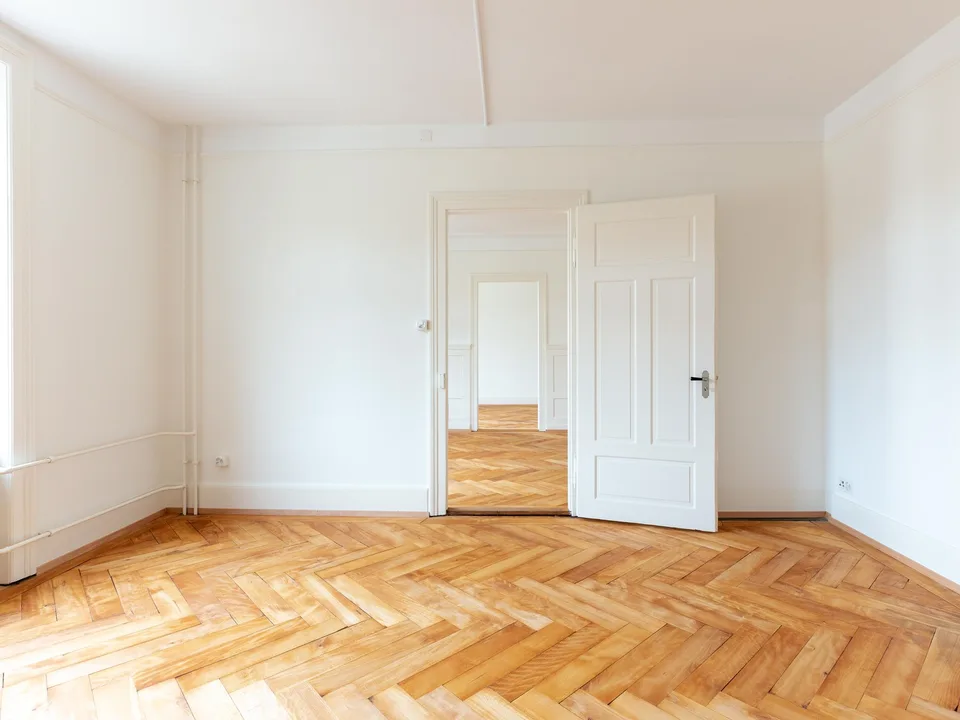 Lichtdurchfluteter 1910er Altbau im Kreis 5: 4 Zimmer, Balkon, Bad & Küche im englischen Landhausstil.