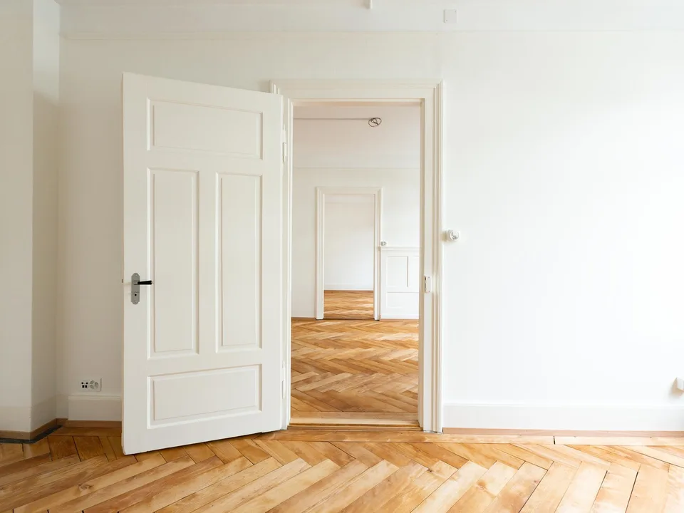 Lichtdurchfluteter 1910er Altbau im Kreis 5: 4 Zimmer, Balkon, Bad & Küche im englischen Landhausstil.