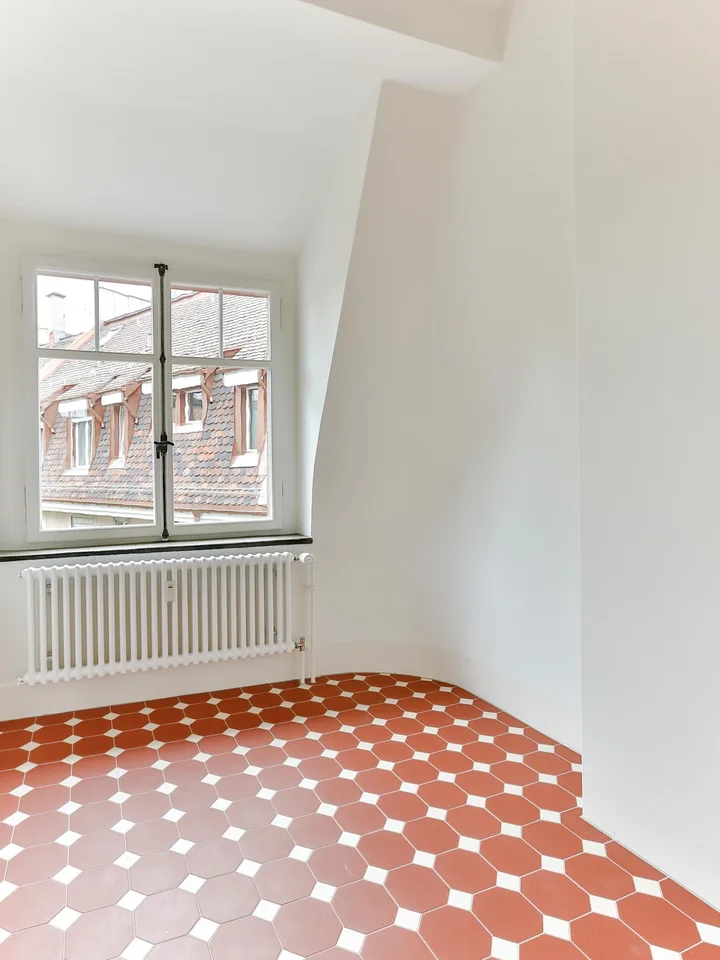 Lichtdurchfluteter 1910er Altbau im Kreis 5: 4 Zimmer, Balkon, Bad & Küche im englischen Landhausstil.