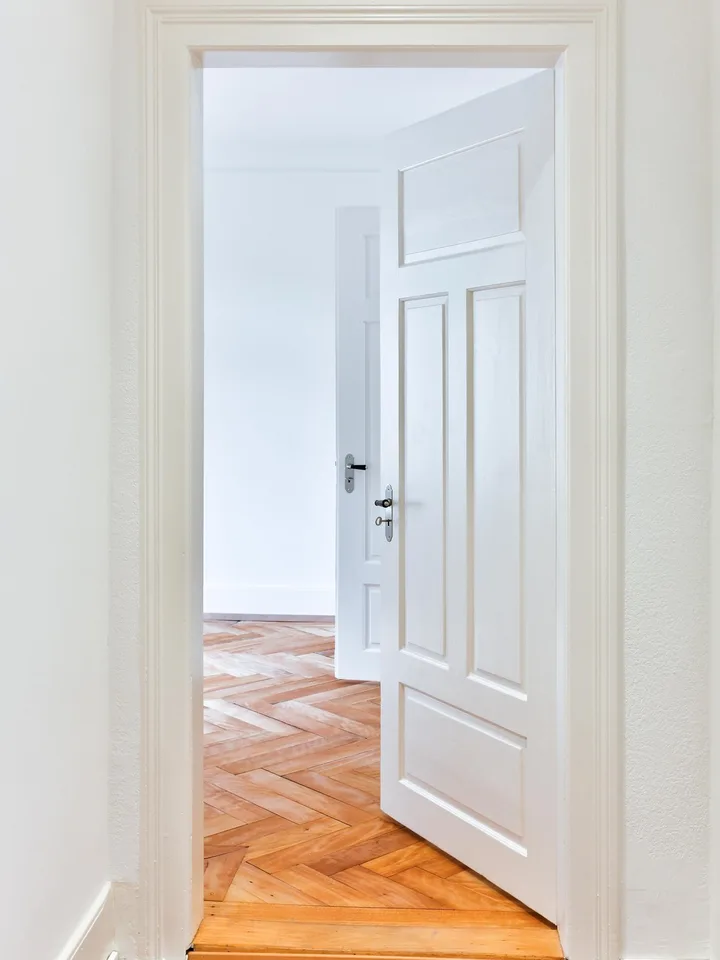 Lichtdurchfluteter 1910er Altbau im Kreis 5: 4 Zimmer, Balkon, Bad & Küche im englischen Landhausstil.