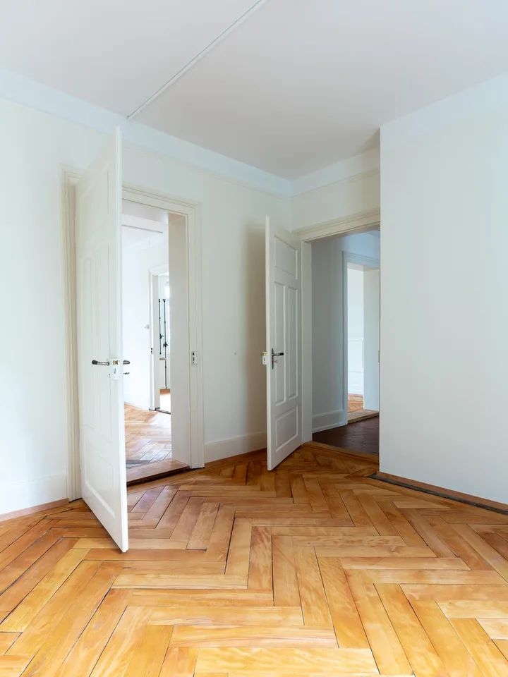 Lichtdurchfluteter 1910er Altbau im Kreis 5: 4 Zimmer, Balkon, Bad & Küche im englischen Landhausstil.