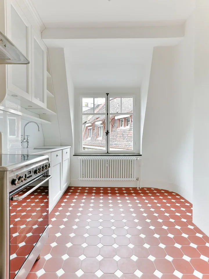 Lichtdurchfluteter 1910er Altbau im Kreis 5: 4 Zimmer, Balkon, Bad & Küche im englischen Landhausstil.