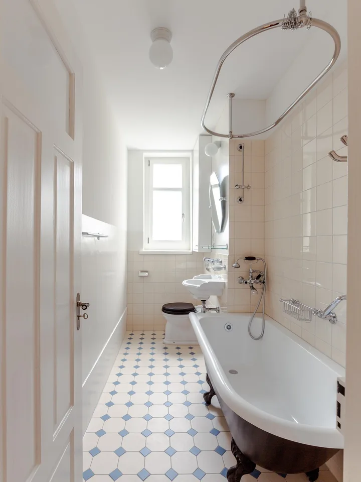 Lichtdurchfluteter 1910er Altbau im Kreis 5: 4 Zimmer, Balkon, Bad & Küche im englischen Landhausstil.