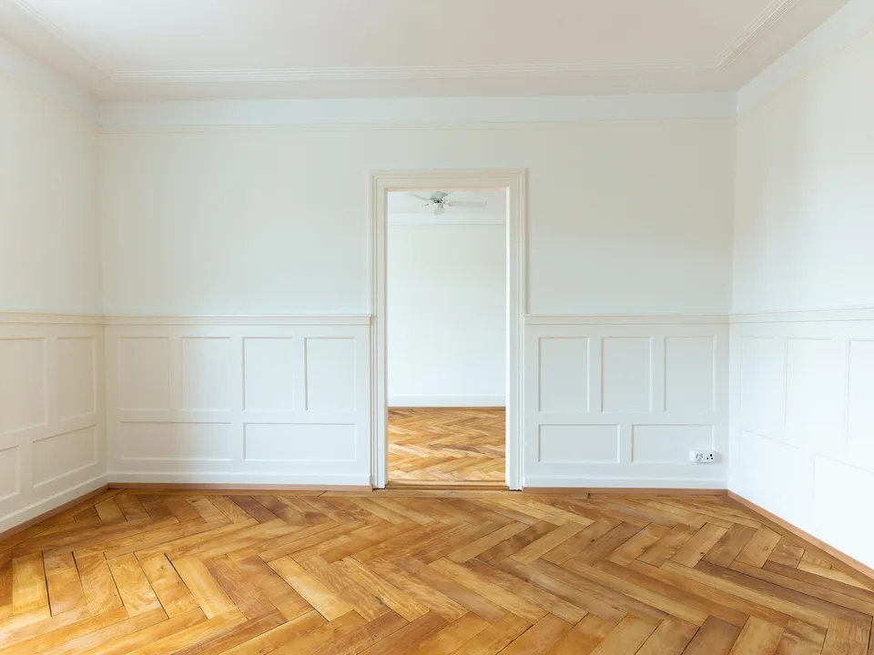 Lichtdurchfluteter 1910er Altbau im Kreis 5: 4 Zimmer, Balkon, Bad & Küche im englischen Landhausstil.
