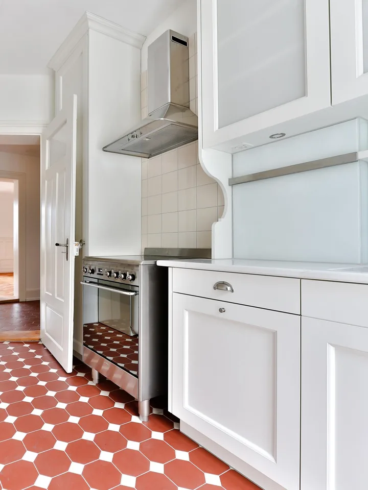 Lichtdurchfluteter 1910er Altbau im Kreis 5: 4 Zimmer, Balkon, Bad & Küche im englischen Landhausstil.