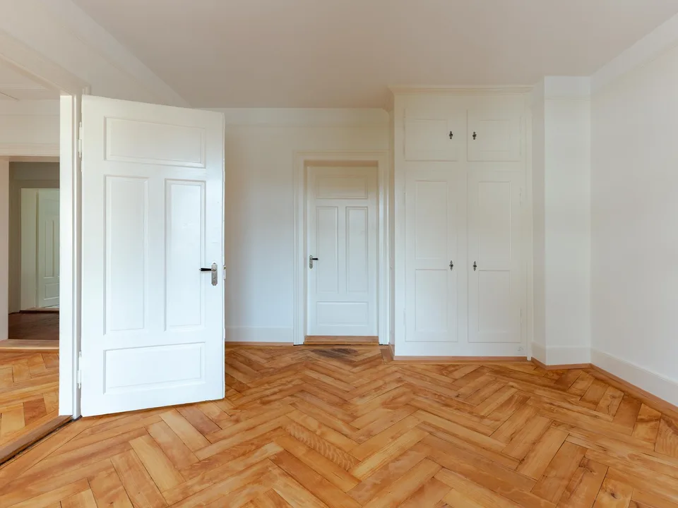 Lichtdurchfluteter 1910er Altbau im Kreis 5: 4 Zimmer, Balkon, Bad & Küche im englischen Landhausstil.