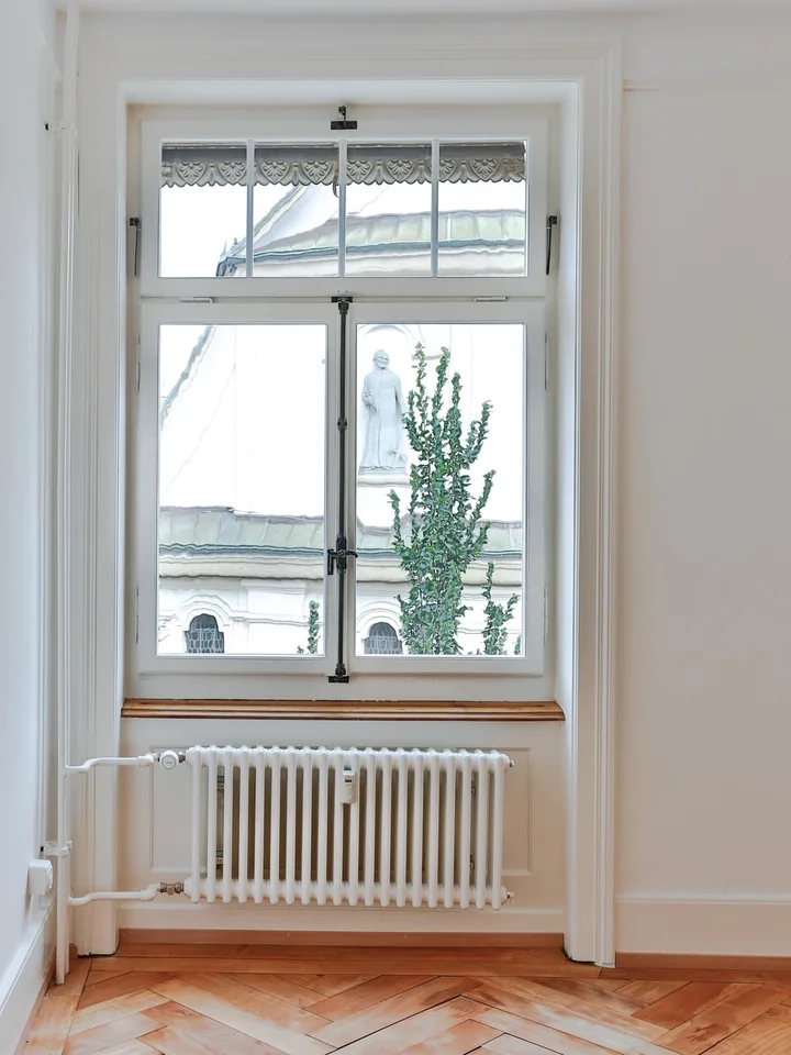 Lichtdurchfluteter 1910er Altbau im Kreis 5: 4 Zimmer, Balkon, Bad & Küche im englischen Landhausstil.