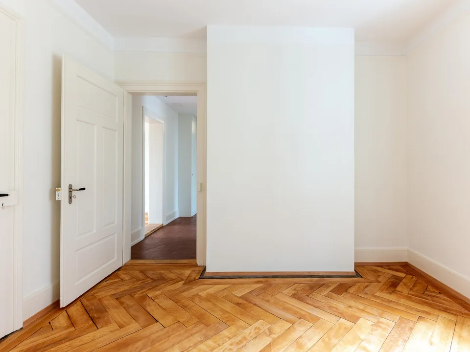 Lichtdurchfluteter 1910er Altbau im Kreis 5: 4 Zimmer, Balkon, Bad & Küche im englischen Landhausstil.